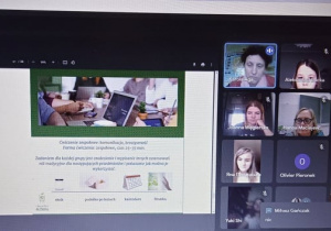 Widok ekranu komputera, na którym trwa spotkanie online. Z prawej strony widać mniejsze ekrany, a w nich poszczególnych uczestnikow spotkania.